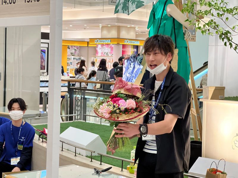 菊川講師がブーケづくりのデモンストレーションを行いました